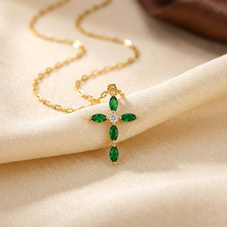 Gouden ketting met kruis en marquise smaragd