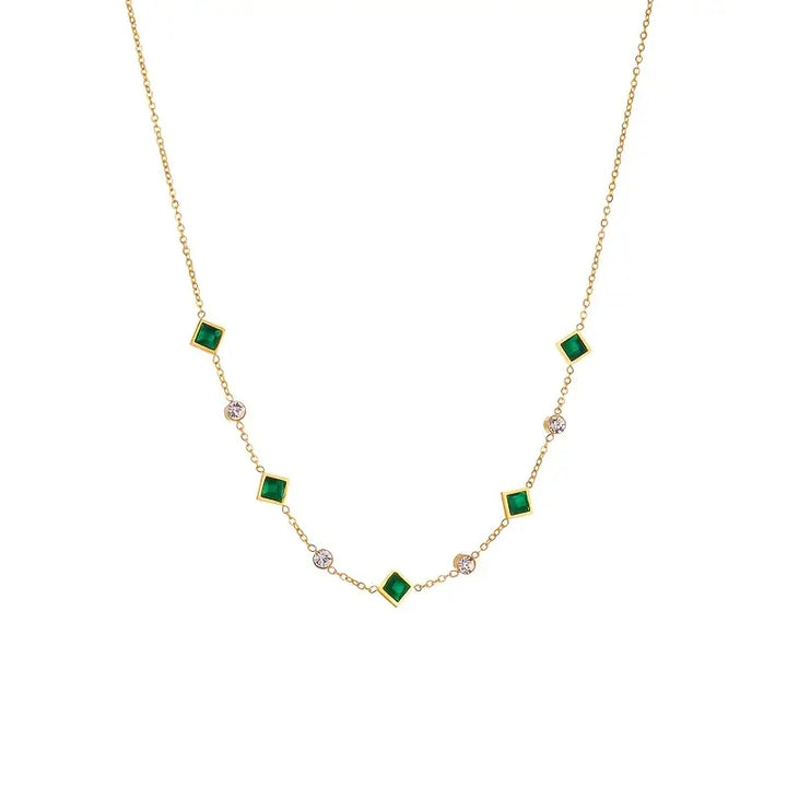 Gouden ketting met geometrische smaragden