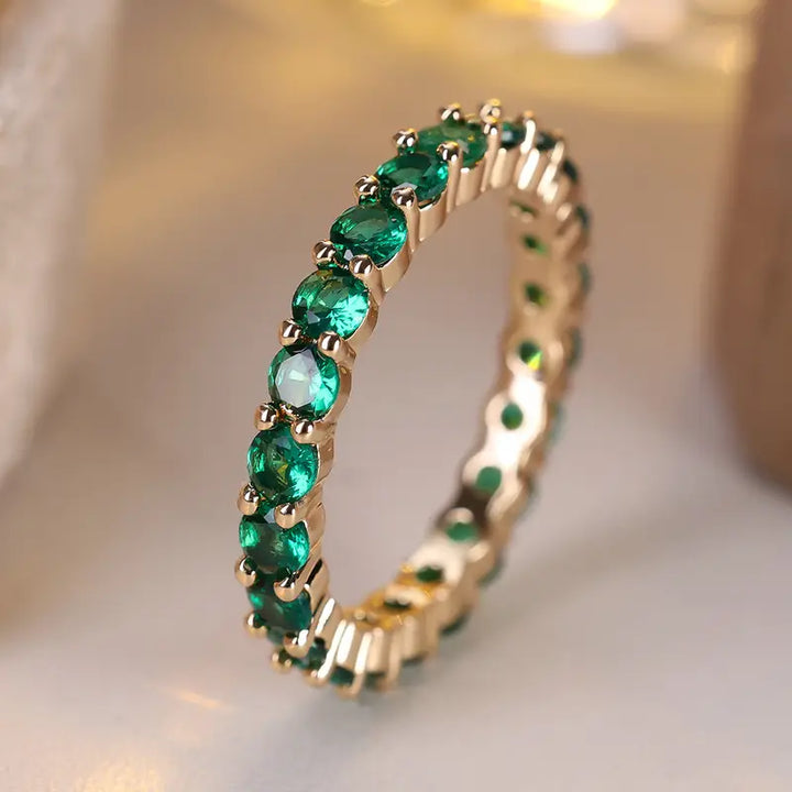 Gouden ring rondom bezet met smaragd