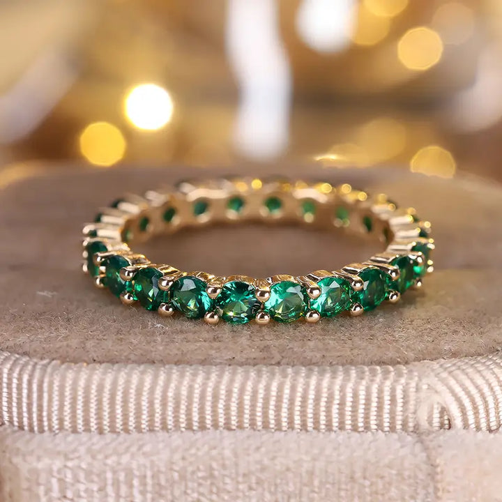 Gouden ring rondom bezet met smaragd