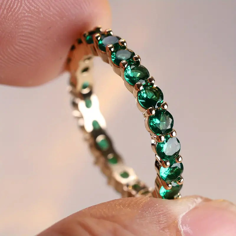 Gouden ring rondom bezet met smaragd