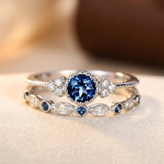 Zilveren ring met saffier en stralenkrans