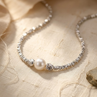 Korte zilveren ketting met parels