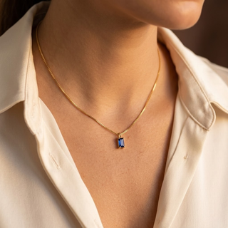 Fijne gouden ketting met saffier
