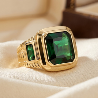 Gouden ring met zegelvlak en smaragd
