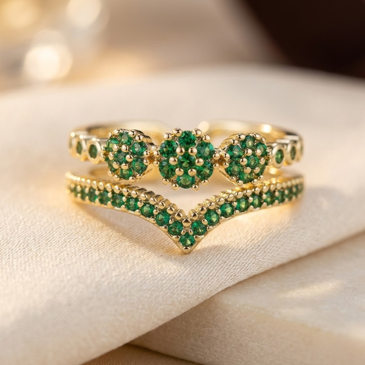 Gouden ring met smaragden in cluster