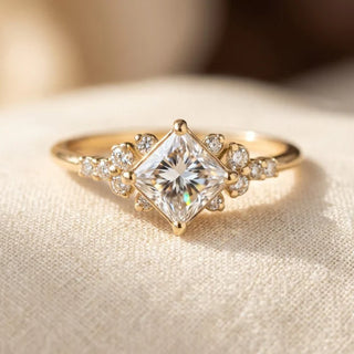 Gouden ring met vierkante steen
