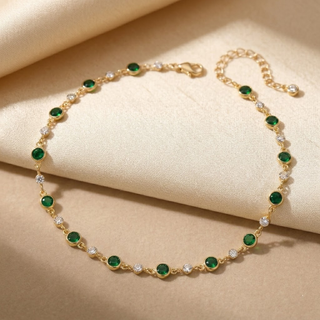 Gouden ketting met verspreide smaragden