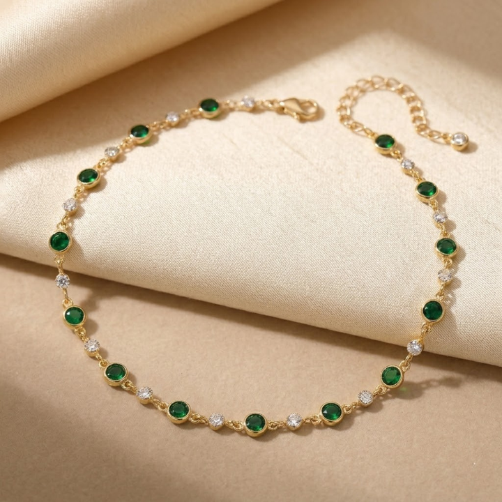 Gouden ketting met verspreide smaragden