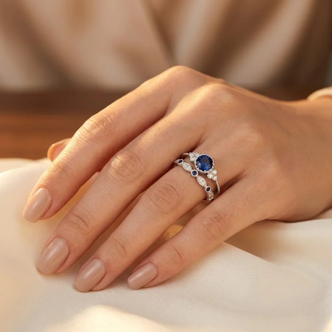Zilveren ring met saffier en stralenkrans
