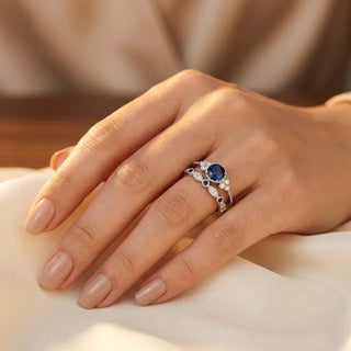 Zilveren ring met saffier en stralenkrans