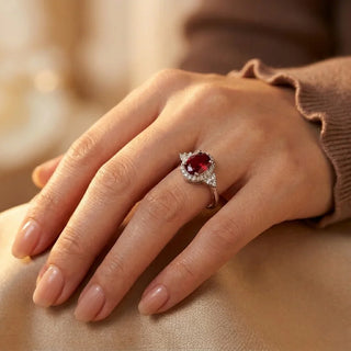 Zilveren ring met robijn en stralenkrans