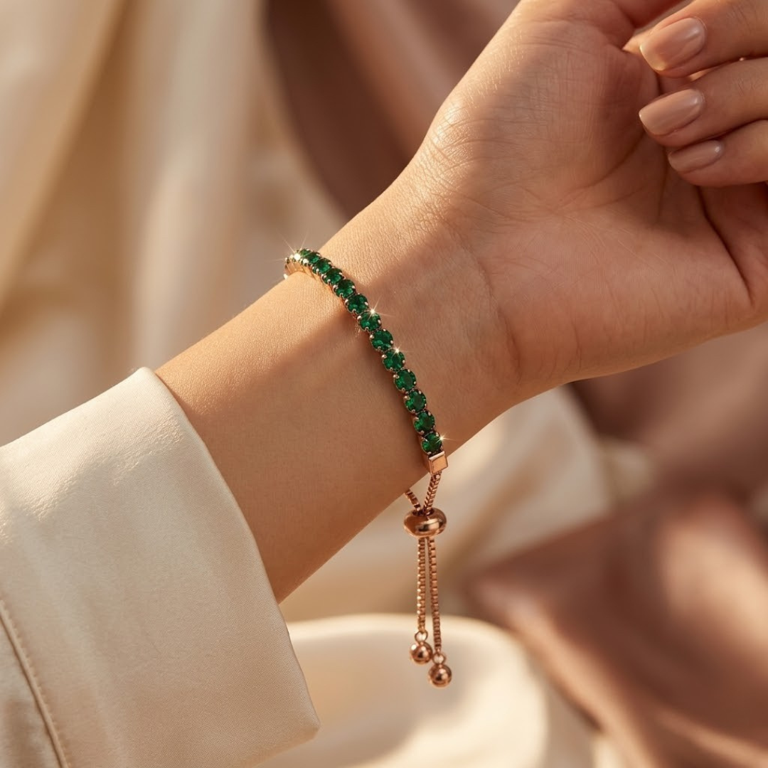 Verstelbare gouden armband rondom bezet met smaragd