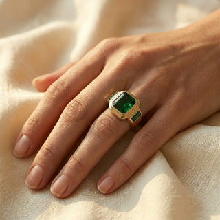 Gouden ring met zegelvlak en smaragd