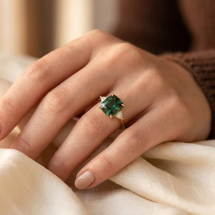 Gouden ring met kussenvormige steen