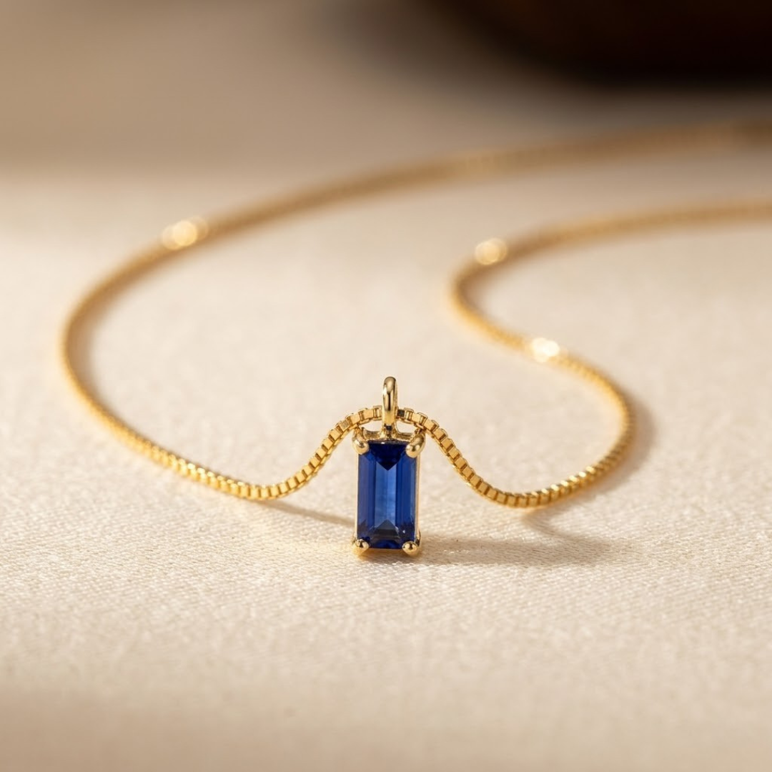 Fijne gouden ketting met saffier