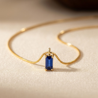 Fijne gouden ketting met saffier