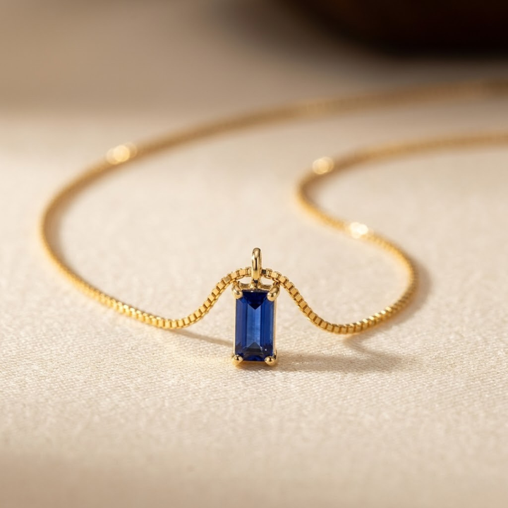 Fijne gouden ketting met saffier
