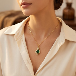 Gouden ketting met smaragddruppel als hanger
