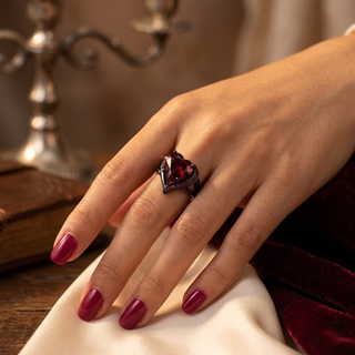 Zilveren ring met robijnen hart
