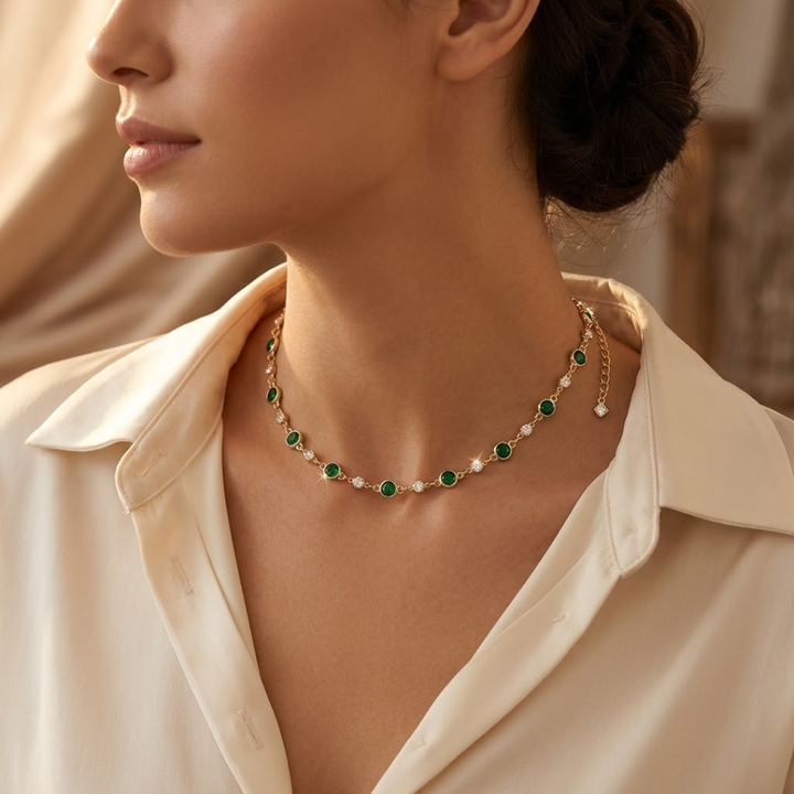 Gouden ketting met verspreide smaragden