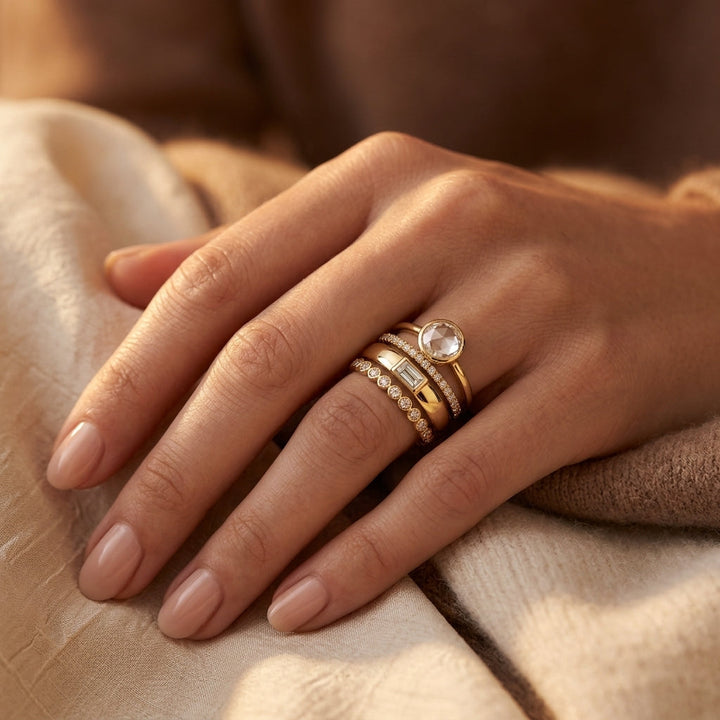 Gouden set ringen met gevatte stenen