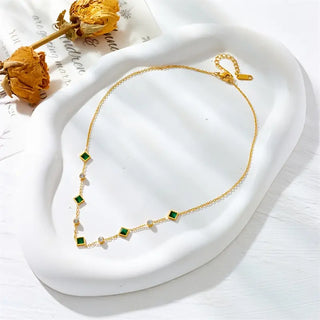 Gouden ketting met geometrische smaragden