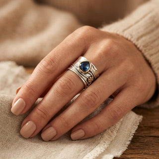 Ring in zilver en goud met gevatte steen als accent