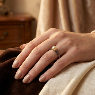 Gouden ring met filigrein en parel