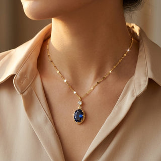 Gouden ketting met ovale saffier