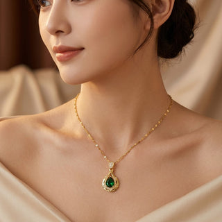 Gouden ketting met smaragddruppel als hanger