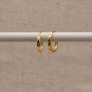 Goldene Marquise Huggie Creolen
