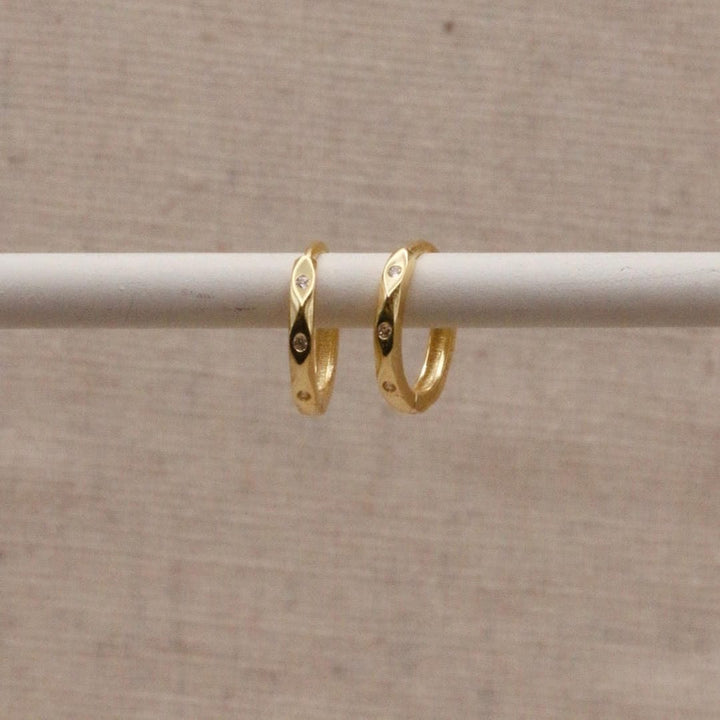 Goldene Marquise Huggie Creolen