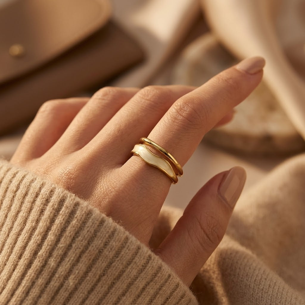 Gouden sculpturale ring, gewikkeld
