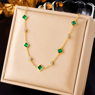 Gouden ketting met geometrische smaragden