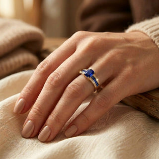 Gouden ring met vierkant geslepen saffier