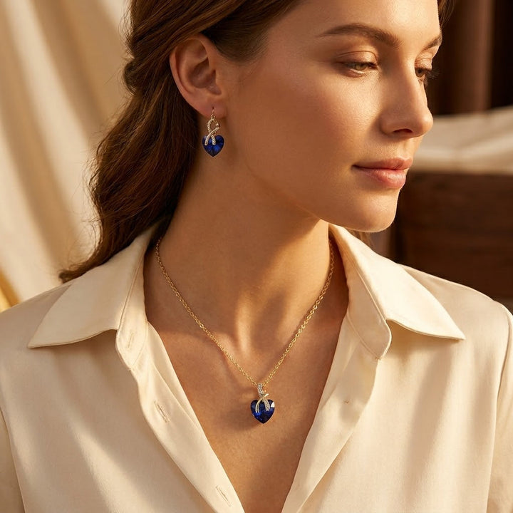 Gouden set met ketting en oorbellen met saffieren hart