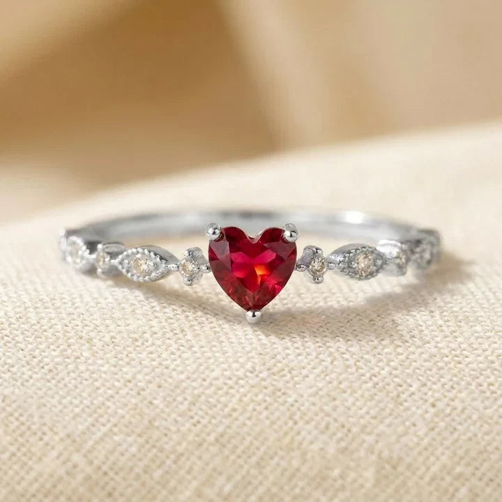 Gouden ring met robijnen hart