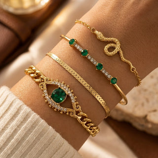 Gouden set armbanden met bedels en smaragd