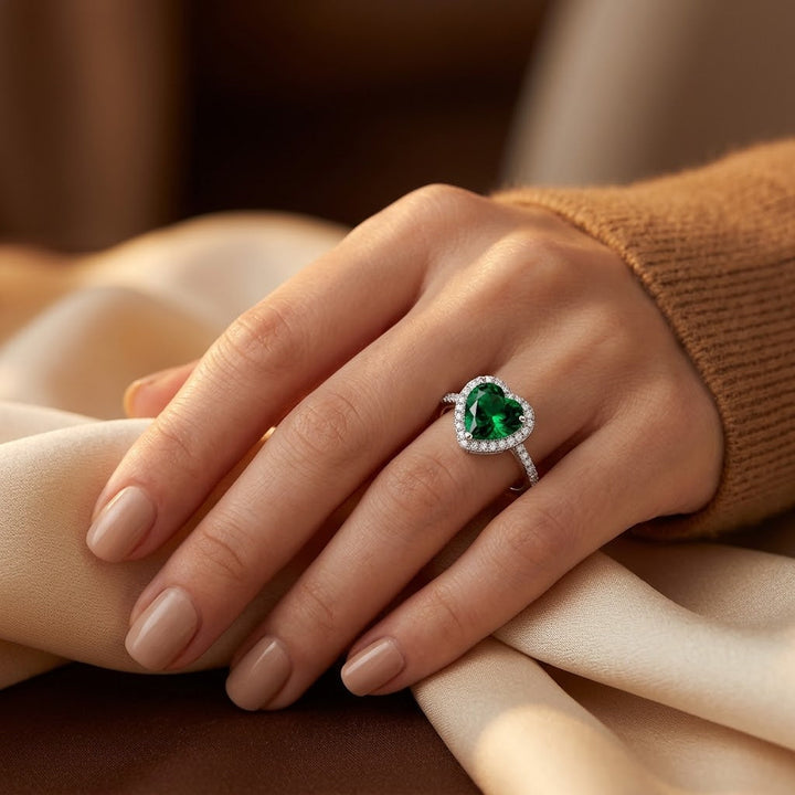 Zilveren ring met smaragden hart en stralenkrans