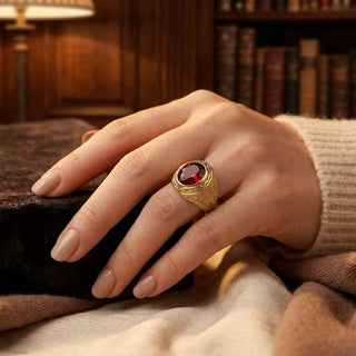 Gegraveerde gouden ring met robijn