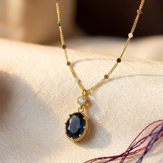 Gouden ketting met ovale saffier