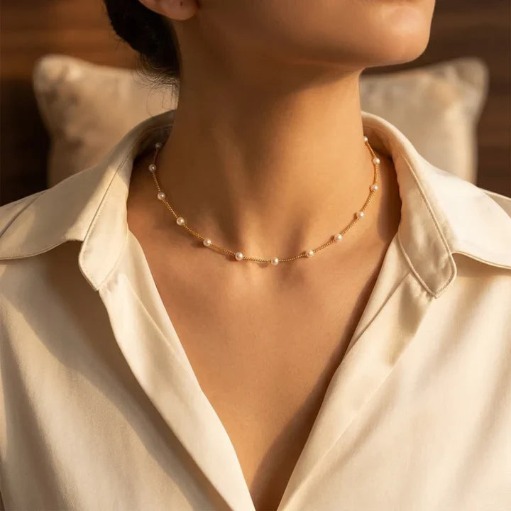 Gouden ketting met parels op afstand