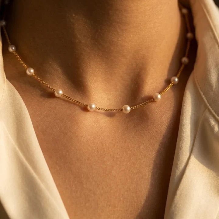 Gouden ketting met parels op afstand
