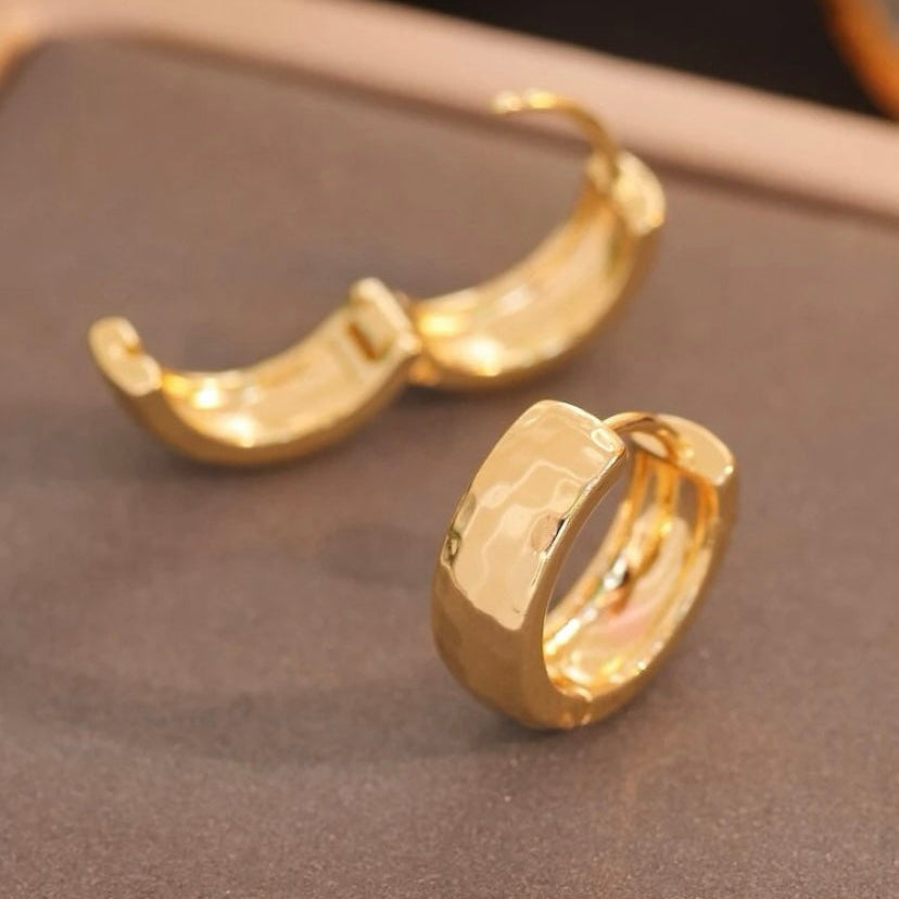 Gehämmerte goldene Huggie-Creolen