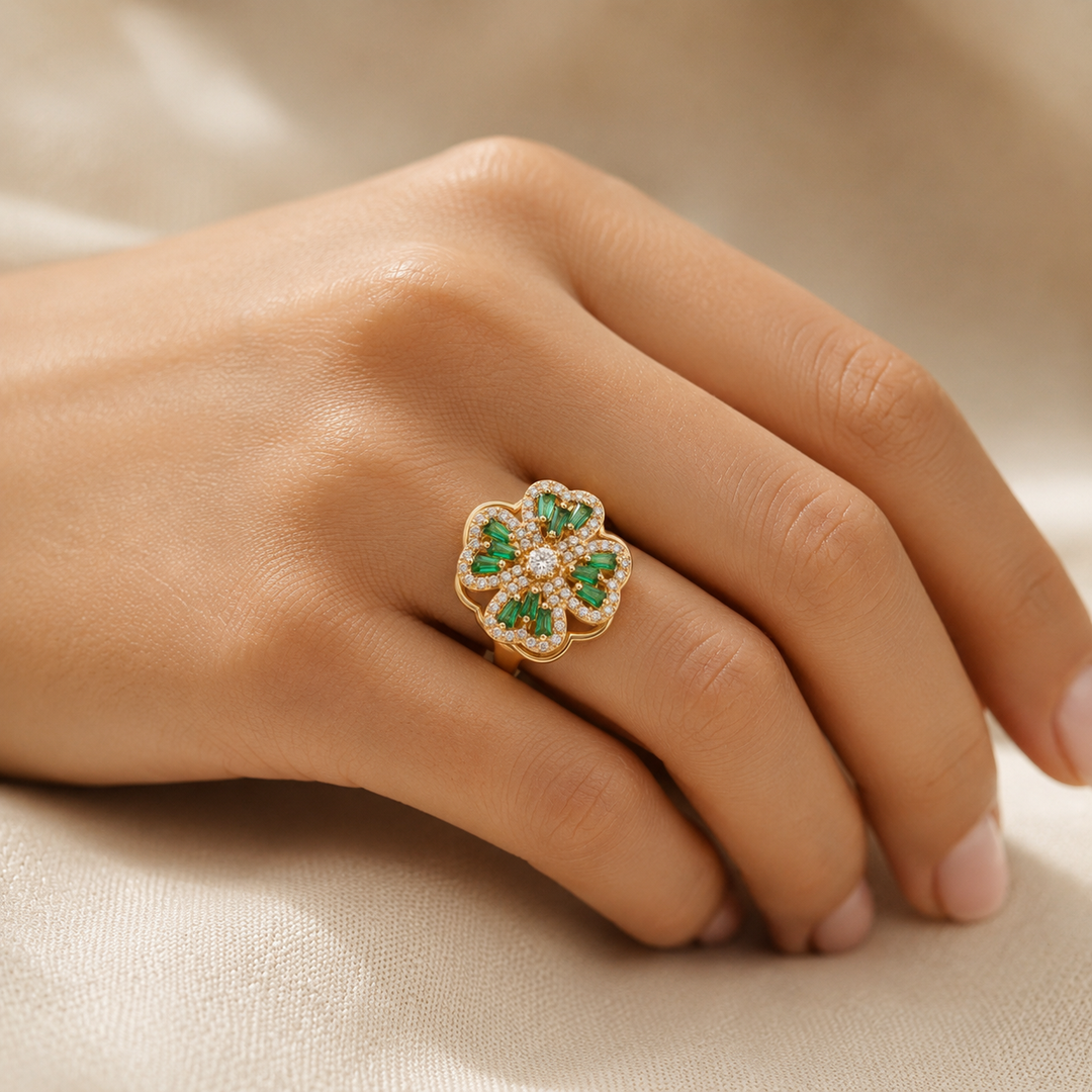 Gouden ring met bloem en smaragd