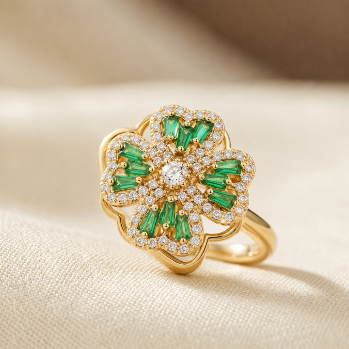 Gouden ring met bloem en smaragd