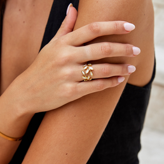 Gouden ring met bladmotief