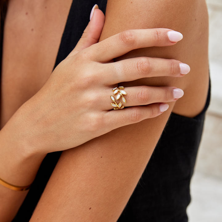 Gouden ring met bladmotief