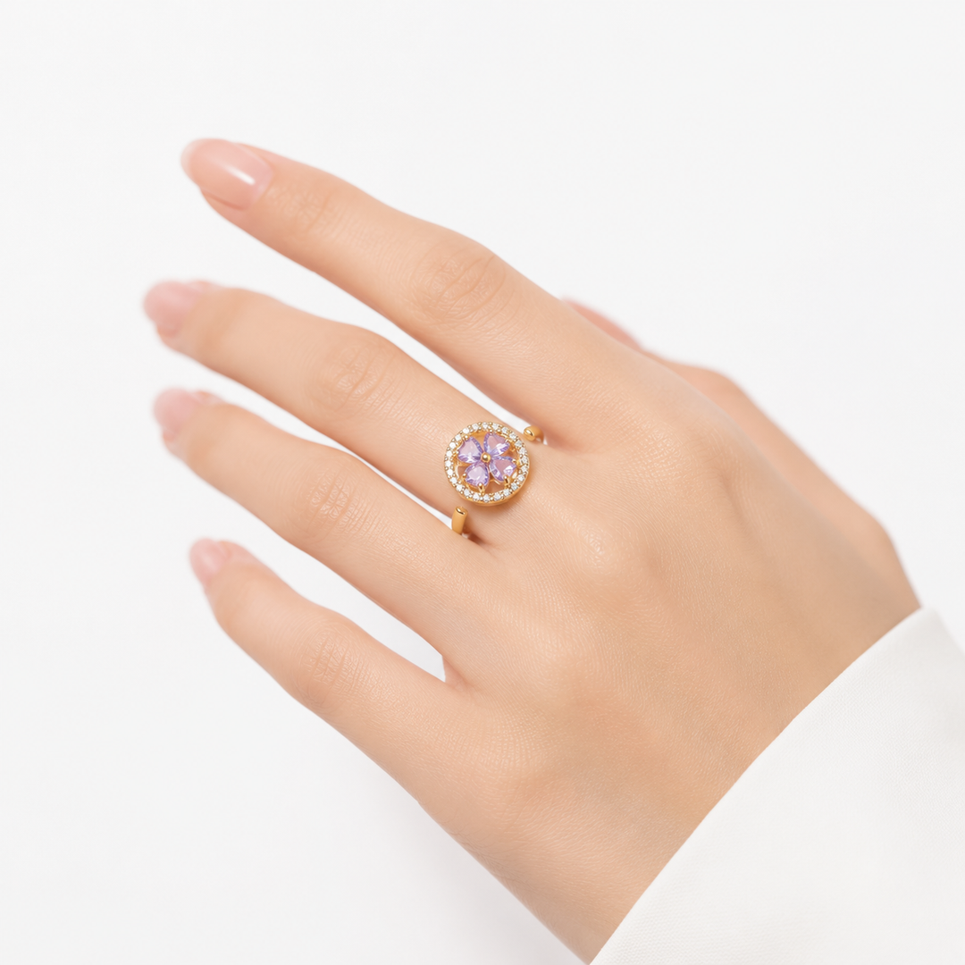Gouden ring met bloem en saffier